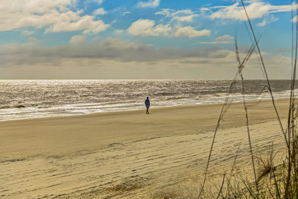 2 bedroom condo with pools, hot tub,  pickleball, tennis - near beach