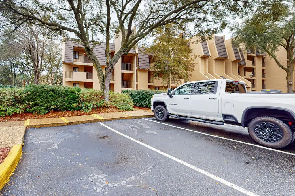 2 bedroom condo with pools, hot tub,  pickleball, tennis - near beach