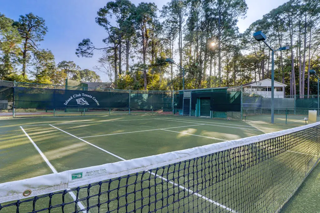 2 bedroom condo with pools, hot tub,  pickleball, tennis - near beach