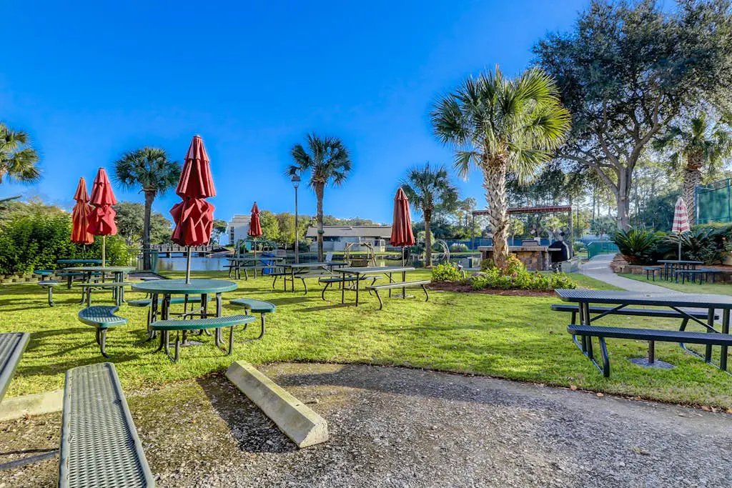 2 bedroom condo with pools, hot tub,  pickleball, tennis - near beach