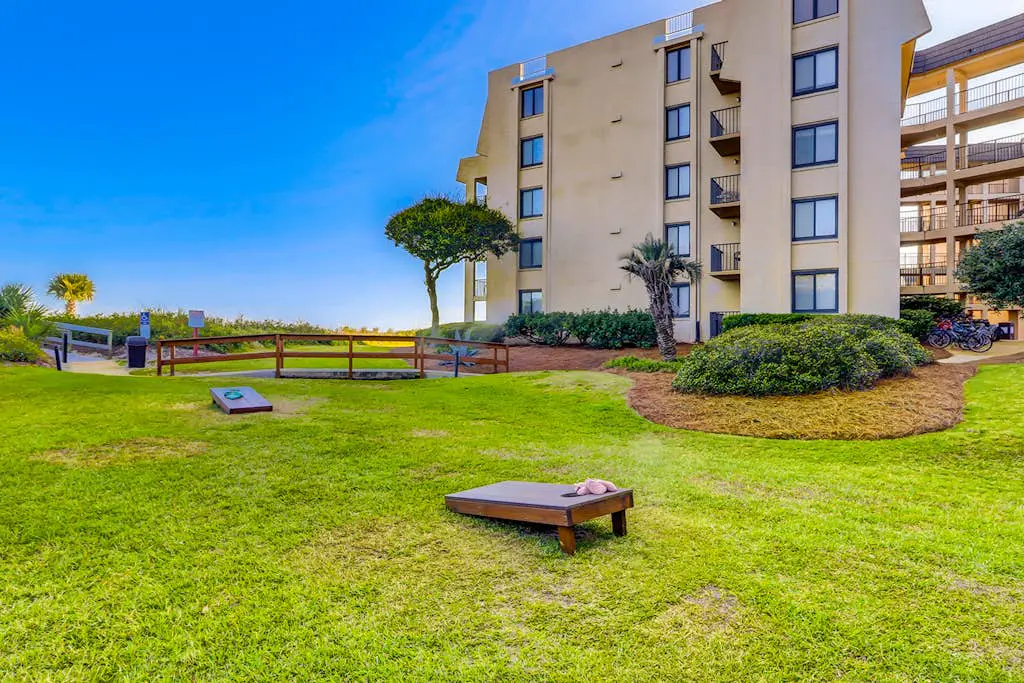 2 bedroom condo with pools, hot tub,  pickleball, tennis - near beach