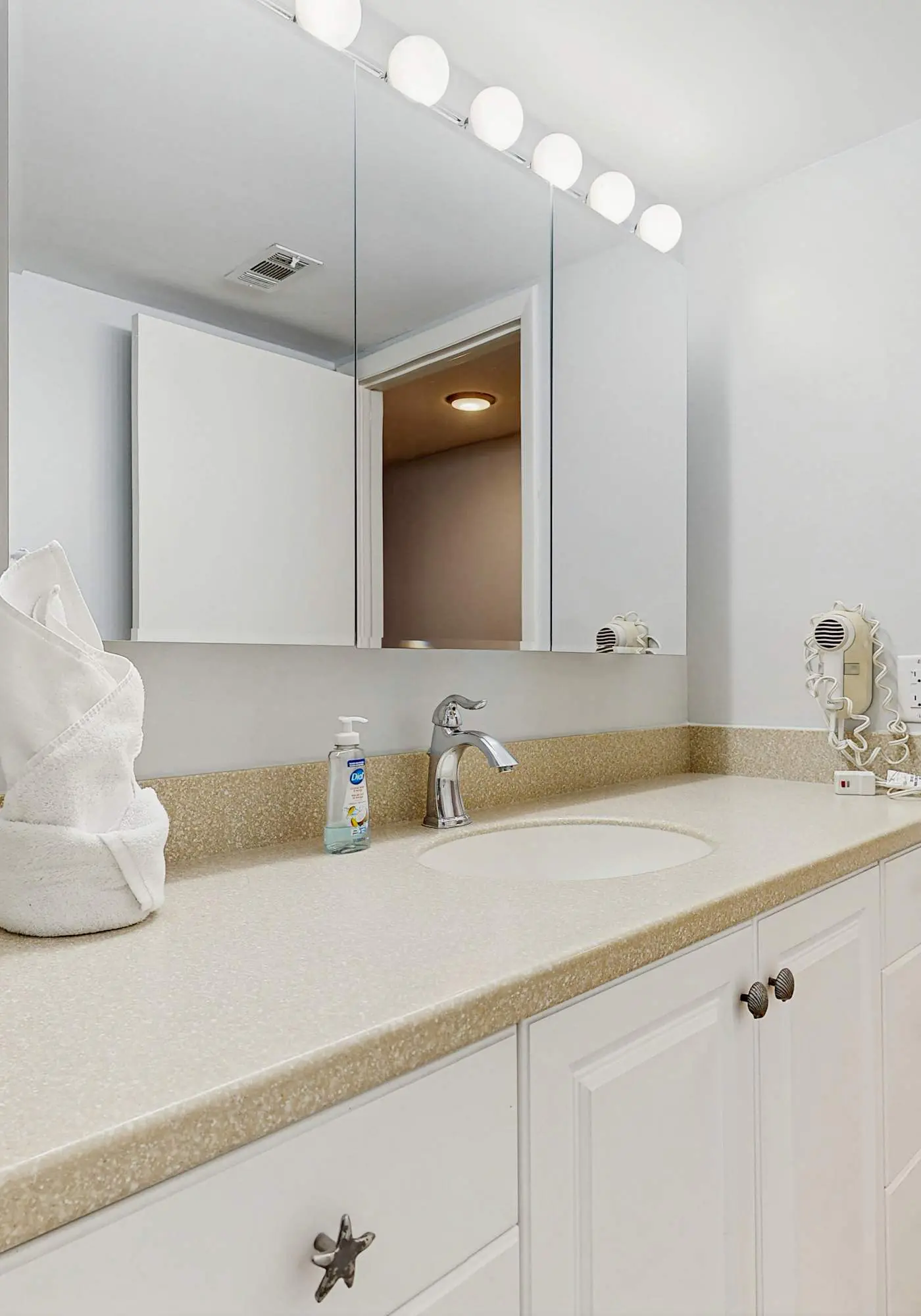 2 bedroom condo with pools, hot tub,  pickleball, tennis - near beach