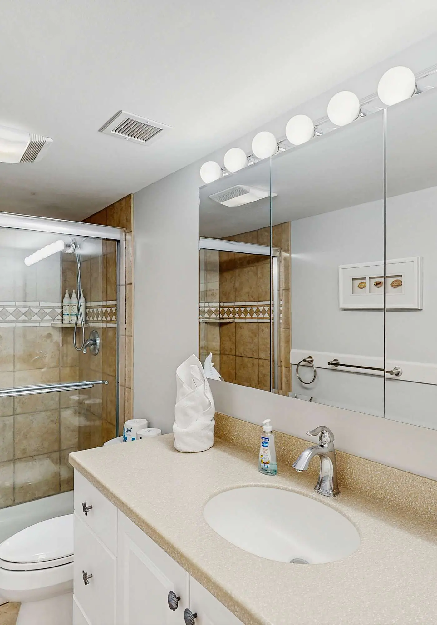 2 bedroom condo with pools, hot tub,  pickleball, tennis - near beach