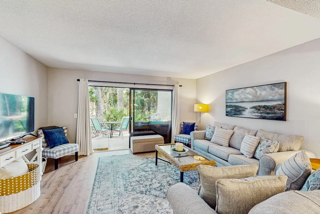 Pet friendly condo on golf course, near Tennis, Beach, Golfing & Coligny Plaza