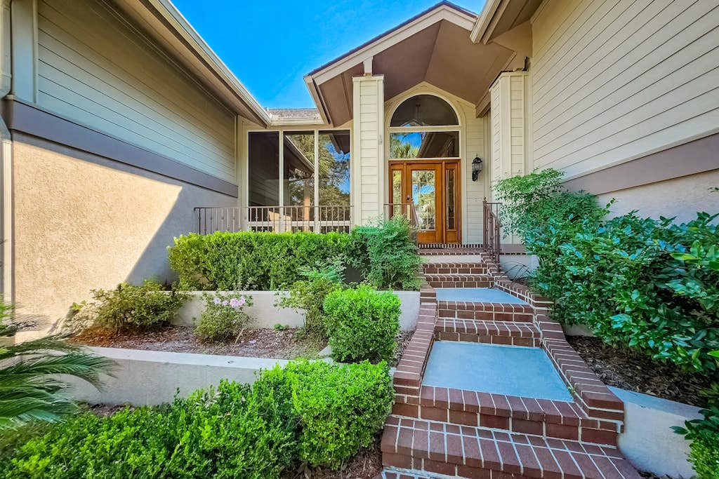 Stunning home- lagoon views and close to Harbour Town w/ central AC