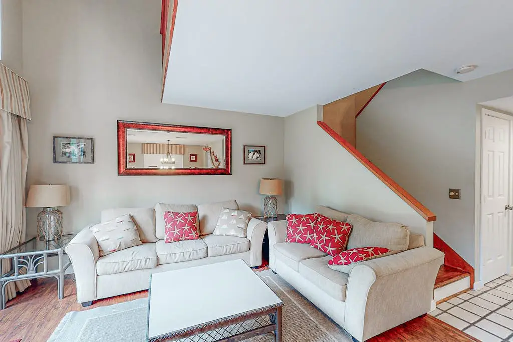 Wonderful Townhome with pool, tennis and quick walk to beach