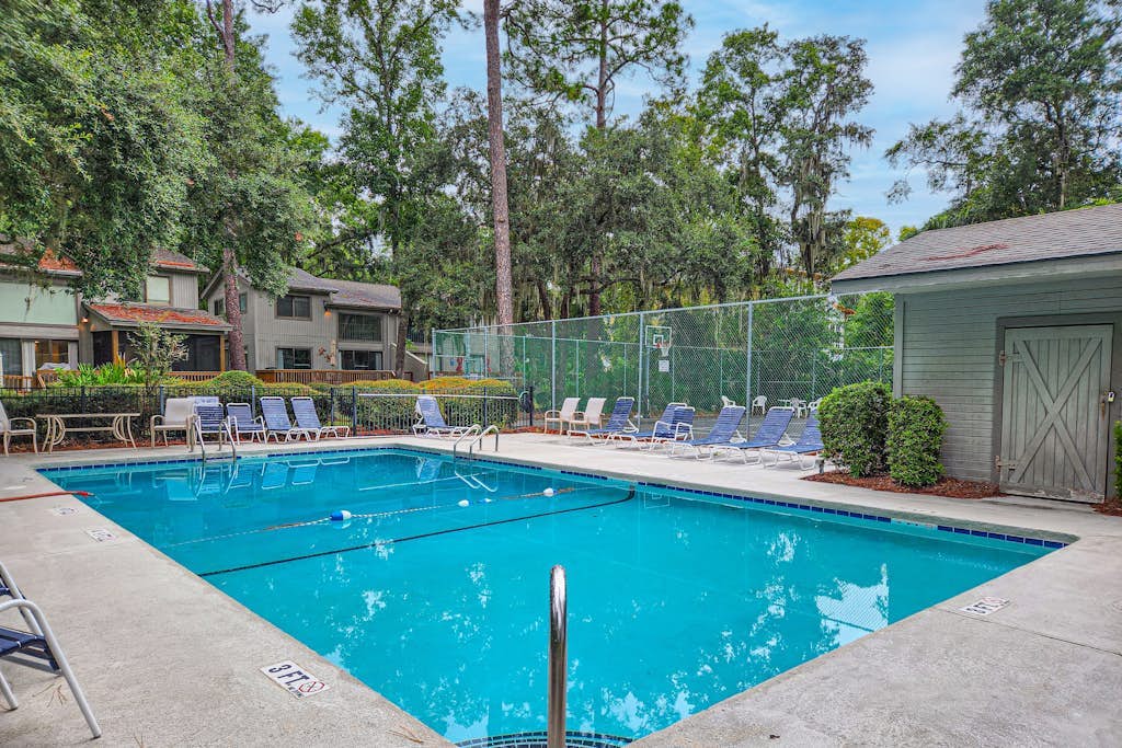 Wonderful Townhome with pool, tennis and quick walk to beach