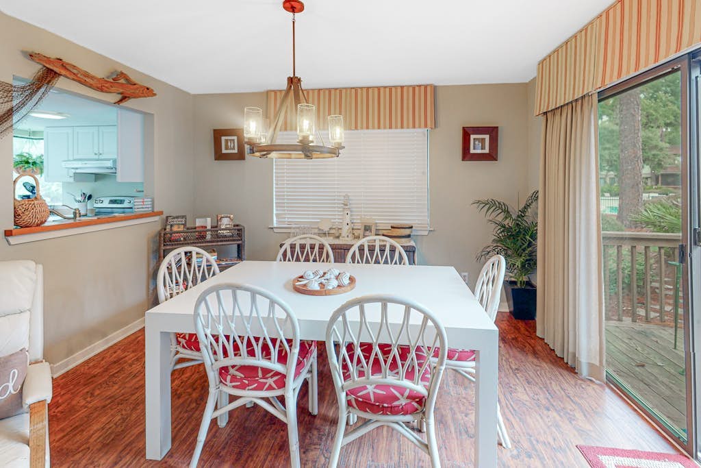 Wonderful Townhome with pool, tennis and quick walk to beach