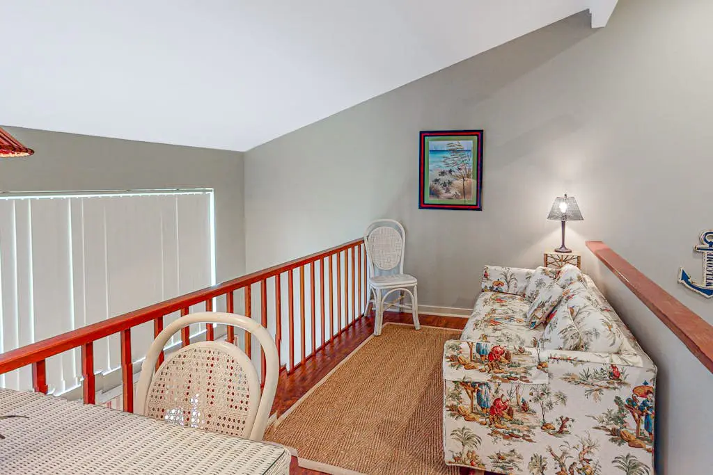Wonderful Townhome with pool, tennis and quick walk to beach