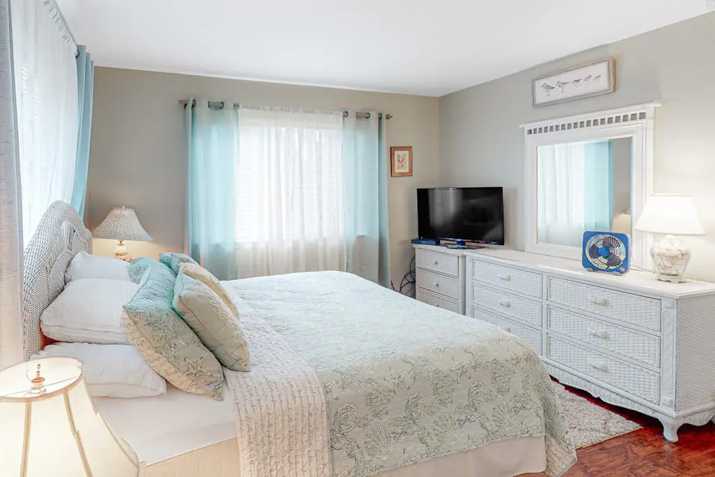 Wonderful Townhome with pool, tennis and quick walk to beach