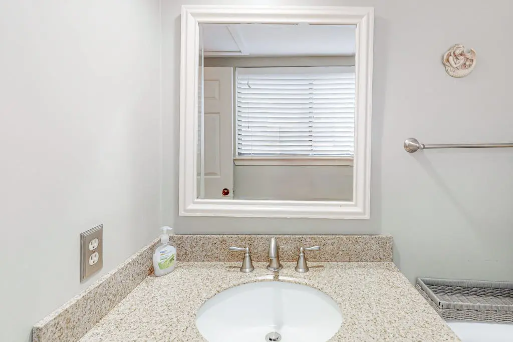 Wonderful Townhome with pool, tennis and quick walk to beach