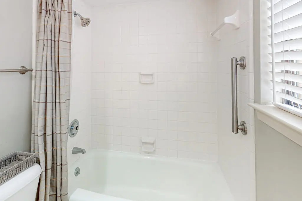 Wonderful Townhome with pool, tennis and quick walk to beach