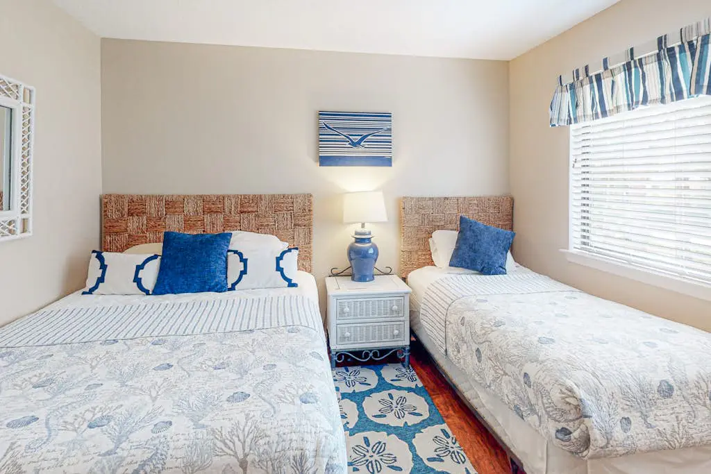 Wonderful Townhome with pool, tennis and quick walk to beach