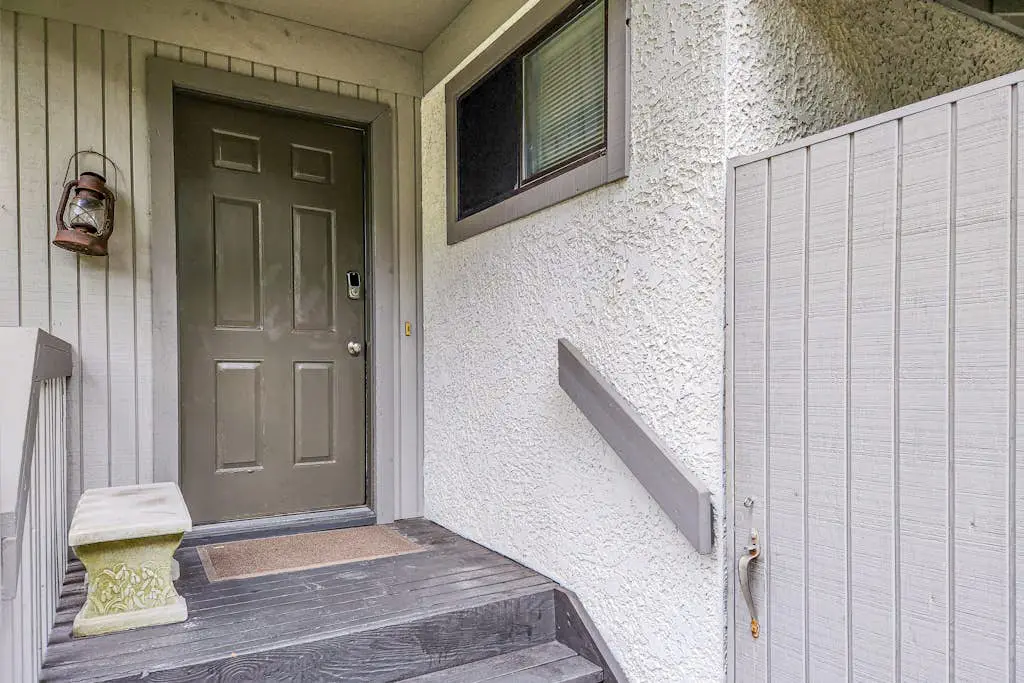 Wonderful Townhome with pool, tennis and quick walk to beach
