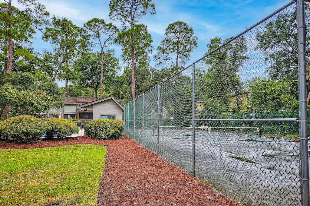 Wonderful Townhome with pool, tennis and quick walk to beach