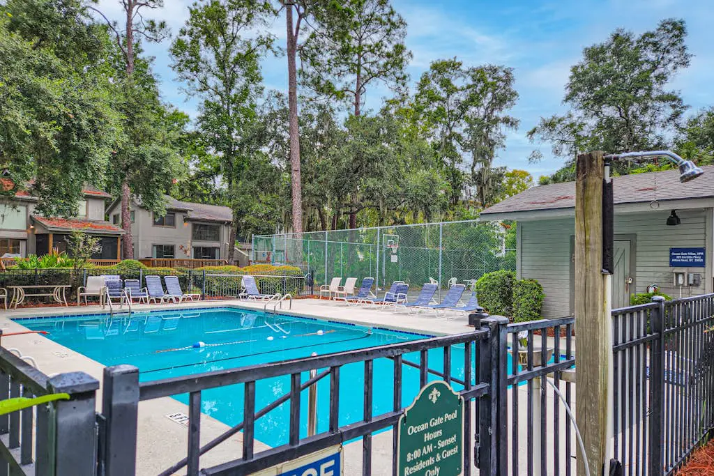 Wonderful Townhome with pool, tennis and quick walk to beach