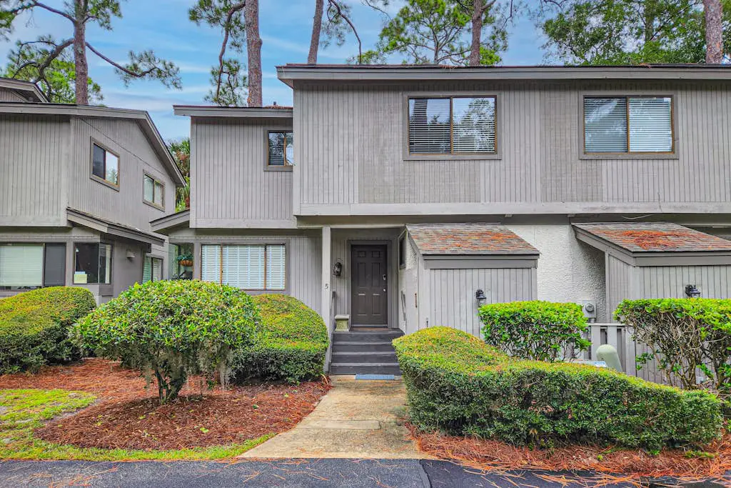 Wonderful Townhome with pool, tennis and quick walk to beach