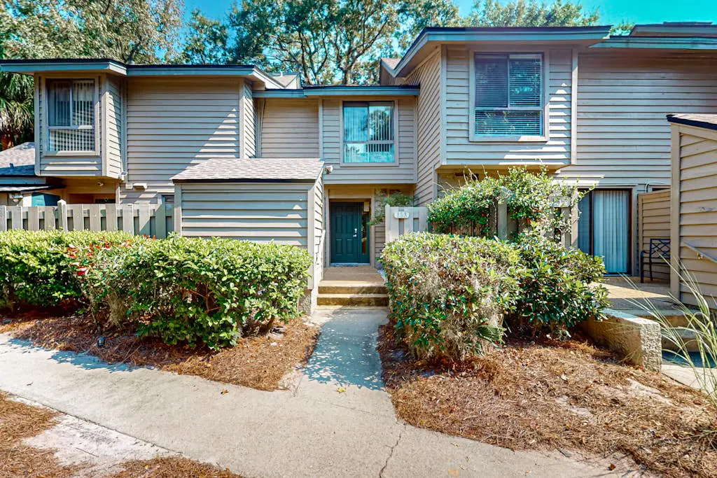 Splendid condo,  pool, full kitchen, & patio