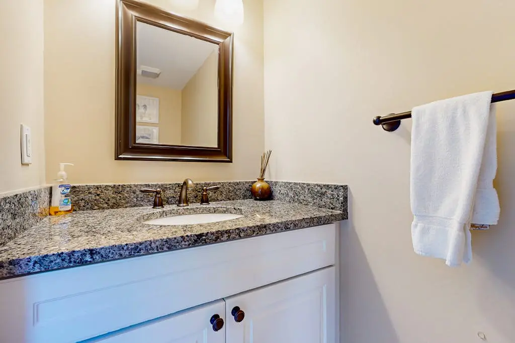 Splendid condo,  pool, full kitchen, & patio