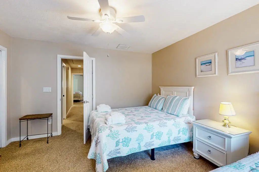 Splendid condo,  pool, full kitchen, & patio