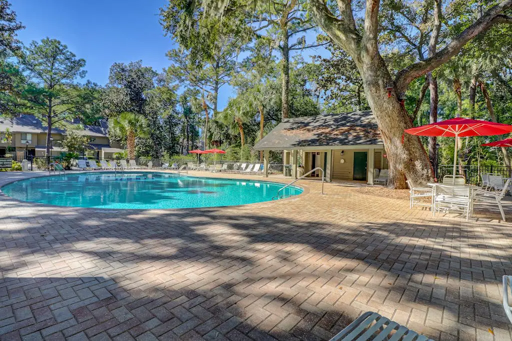 Splendid condo,  pool, full kitchen, & patio