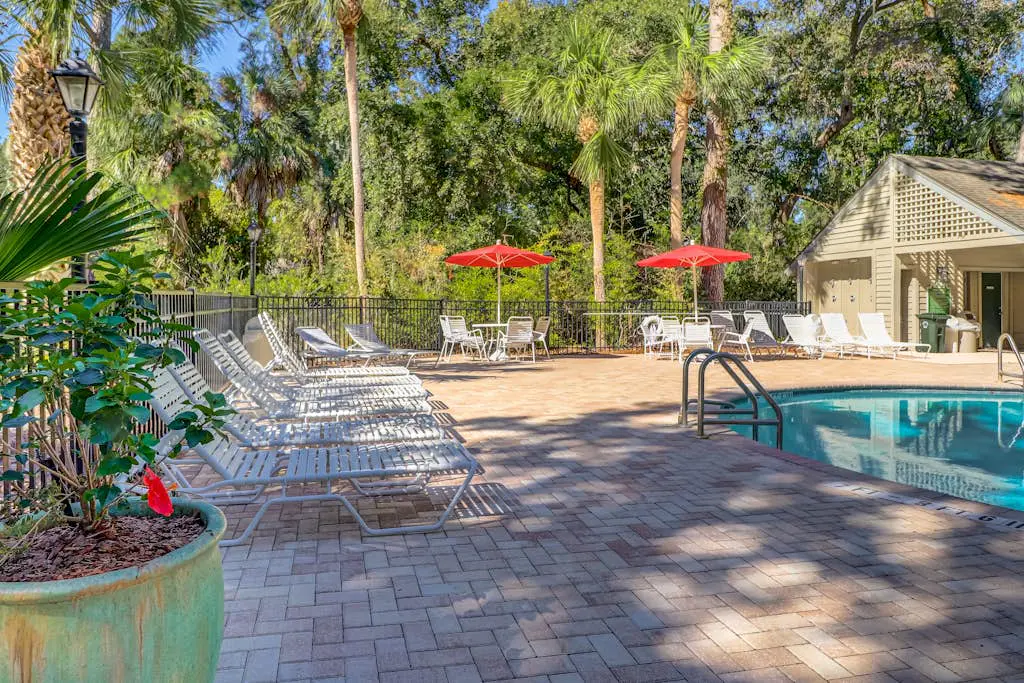 Splendid condo,  pool, full kitchen, & patio