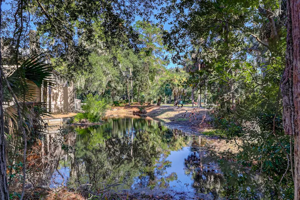 Splendid condo,  pool, full kitchen, & patio