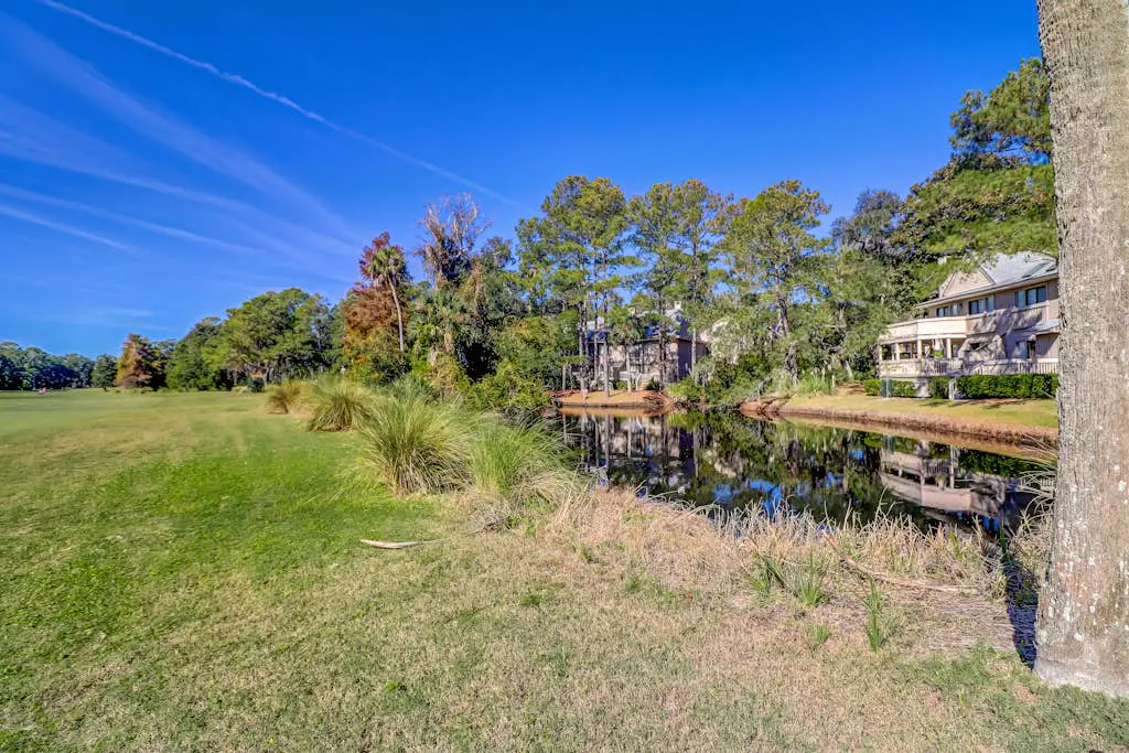 Splendid condo,  pool, full kitchen, & patio