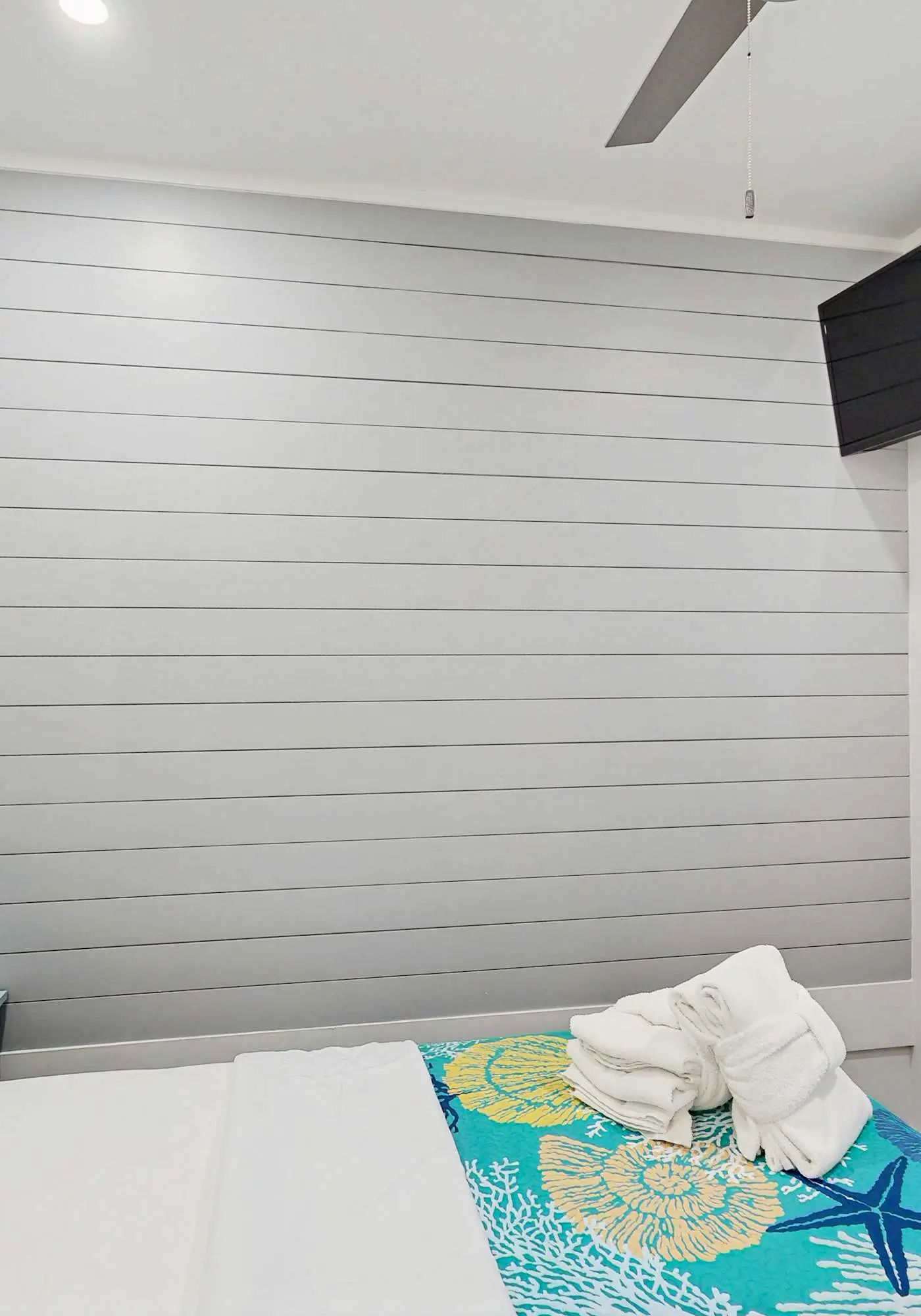 Beachy condo w/shared pools, WiFi, balcony with ocean view