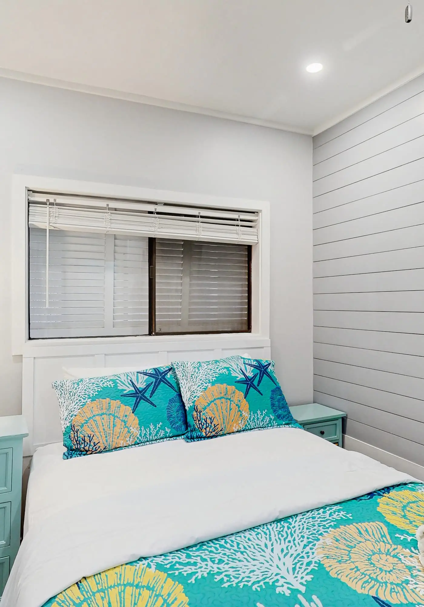 Beachy condo w/shared pools, WiFi, balcony with ocean view