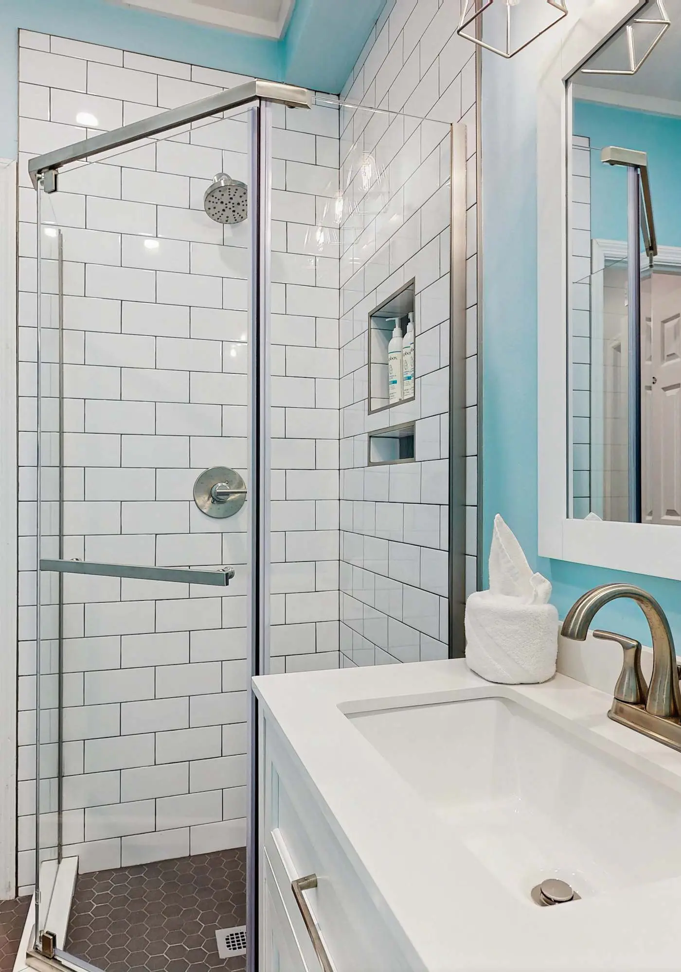 Beachy condo w/shared pools, WiFi, balcony with ocean view