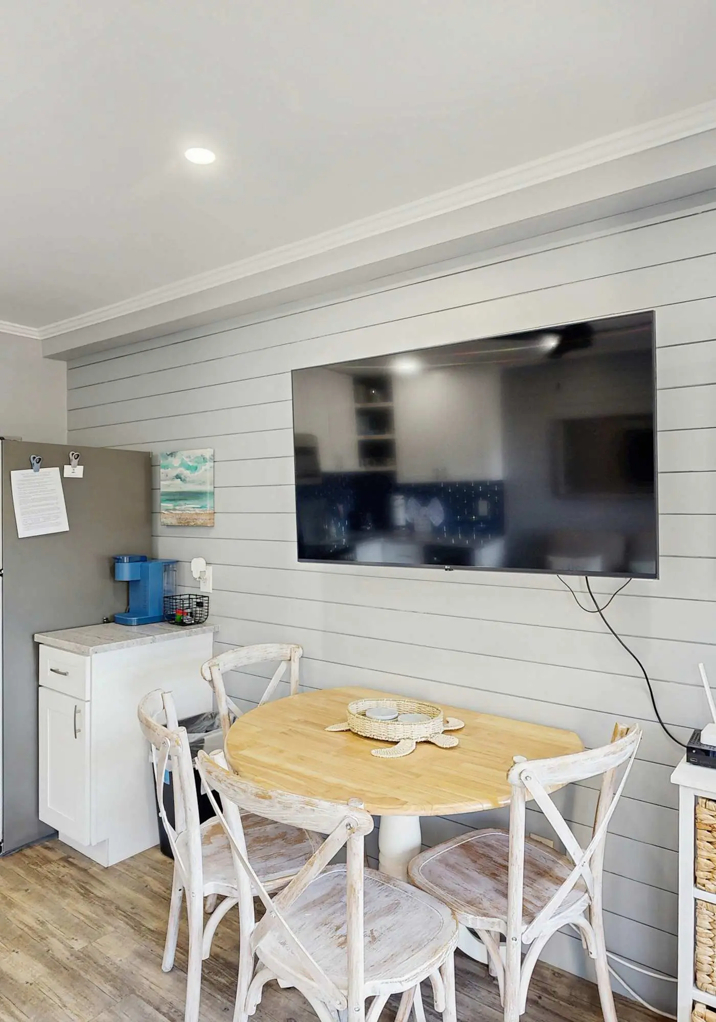 Beachy condo w/shared pools, WiFi, balcony with ocean view