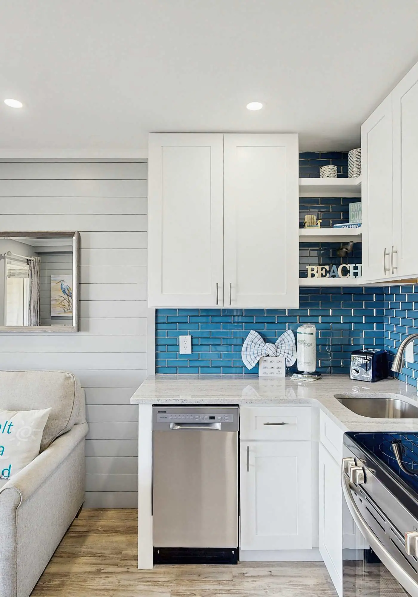 Beachy condo w/shared pools, WiFi, balcony with ocean view