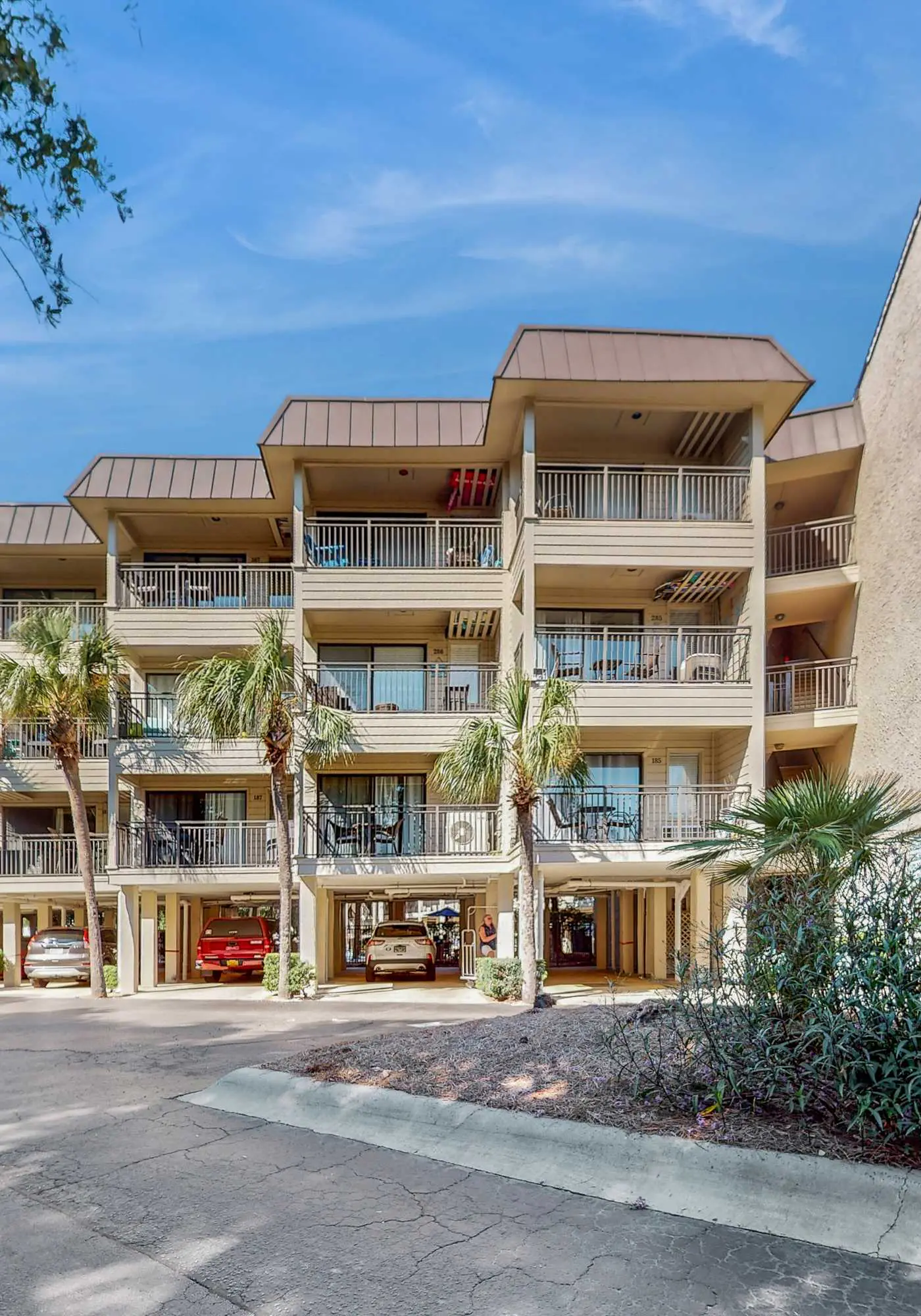 Beachy condo w/shared pools, WiFi, balcony with ocean view