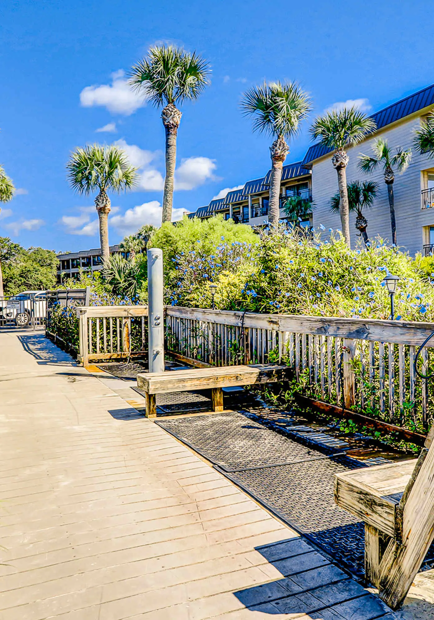 Beachy condo w/shared pools, WiFi, balcony with ocean view