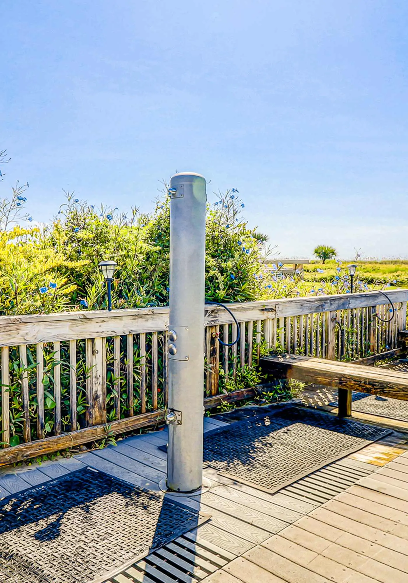 Beachy condo w/shared pools, WiFi, balcony with ocean view