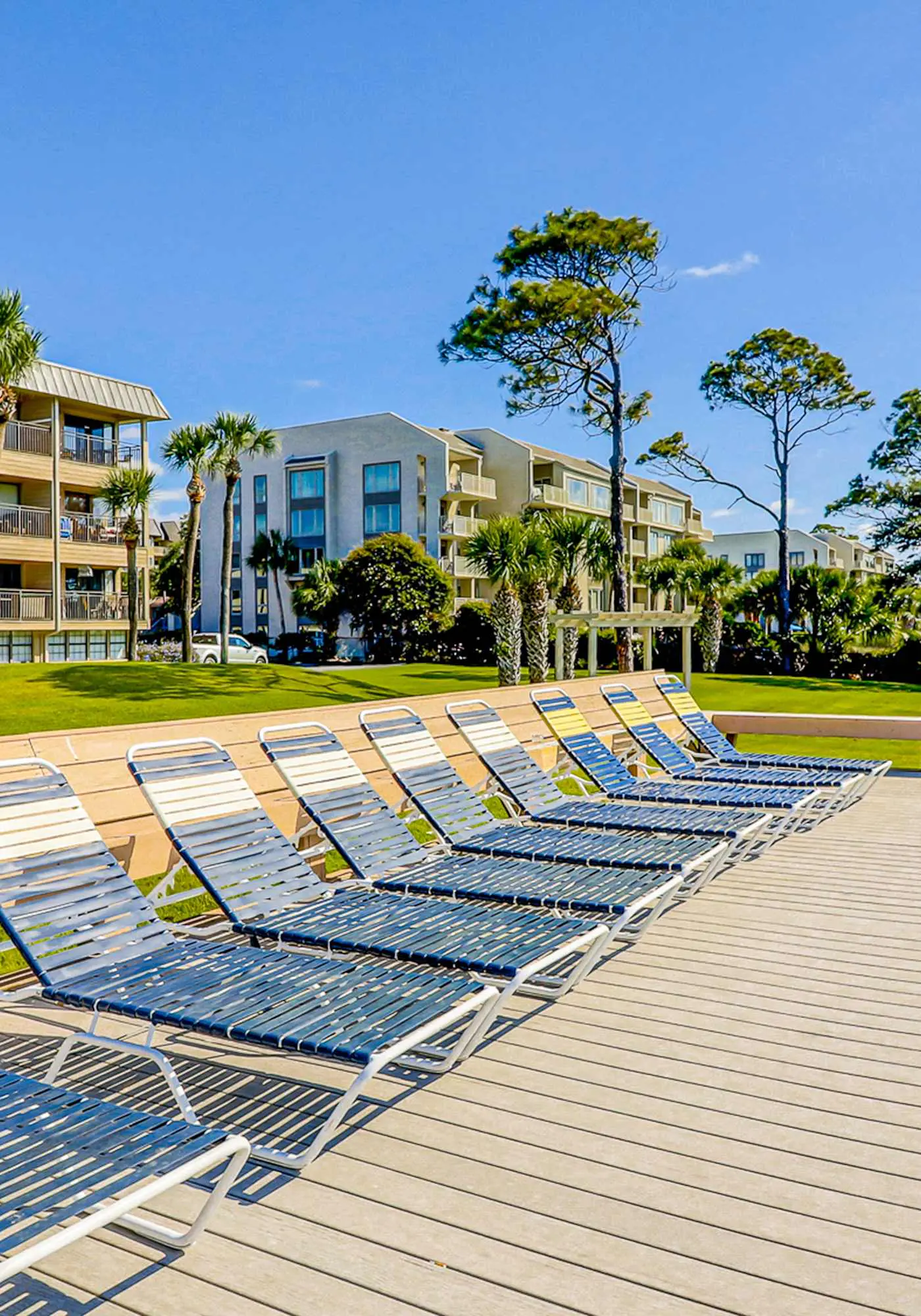 Beachy condo w/shared pools, WiFi, balcony with ocean view