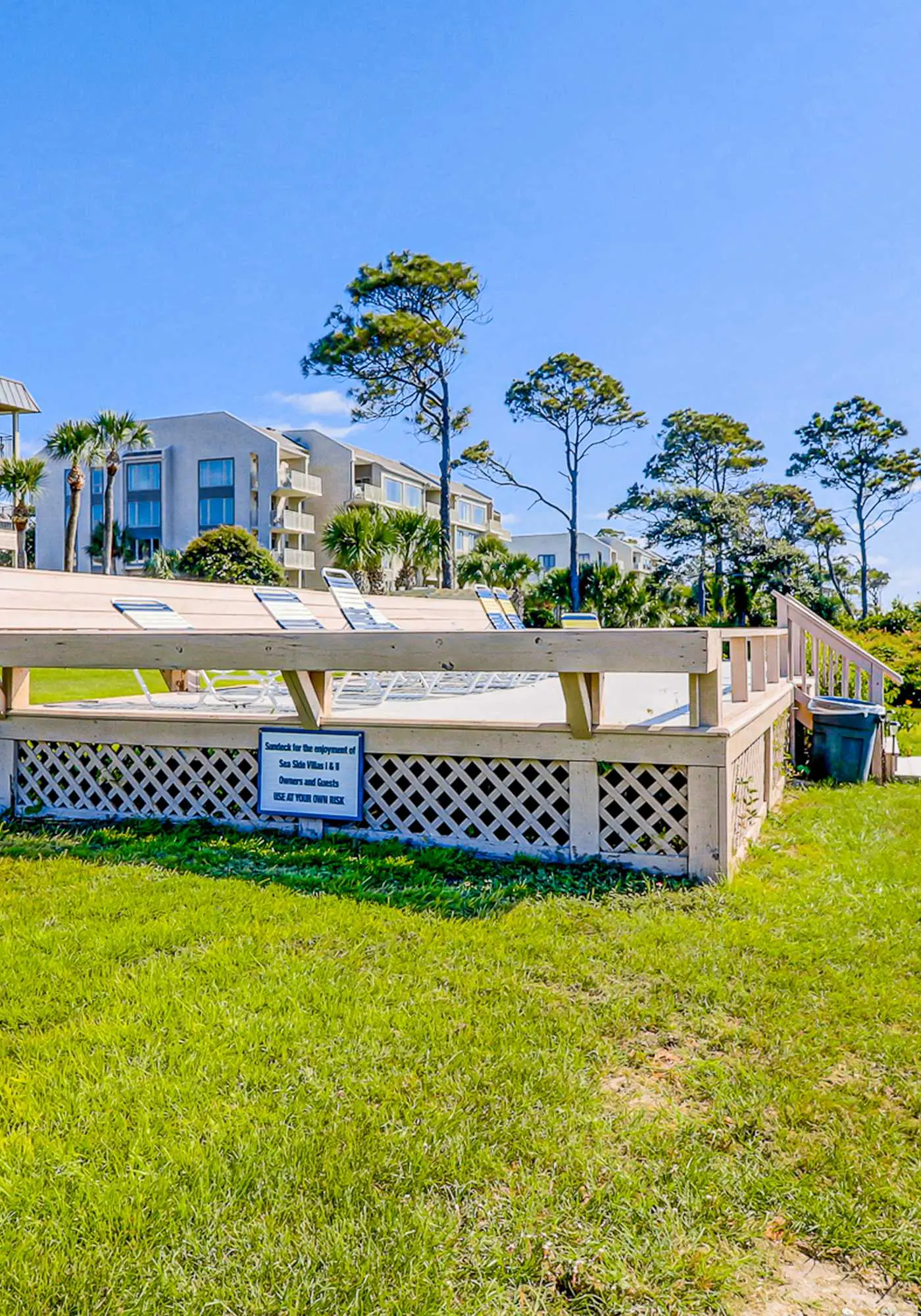 Beachy condo w/shared pools, WiFi, balcony with ocean view