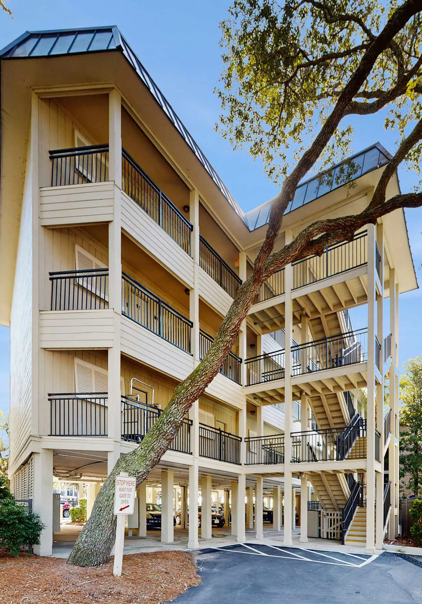 Beachy condo w/shared pools, WiFi, balcony with ocean view