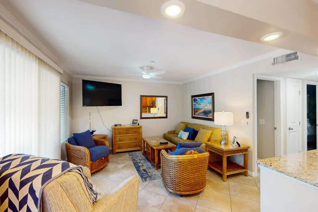 1st-floor snowbird friendly condo near beach w/ pool, tennis, and pickleball