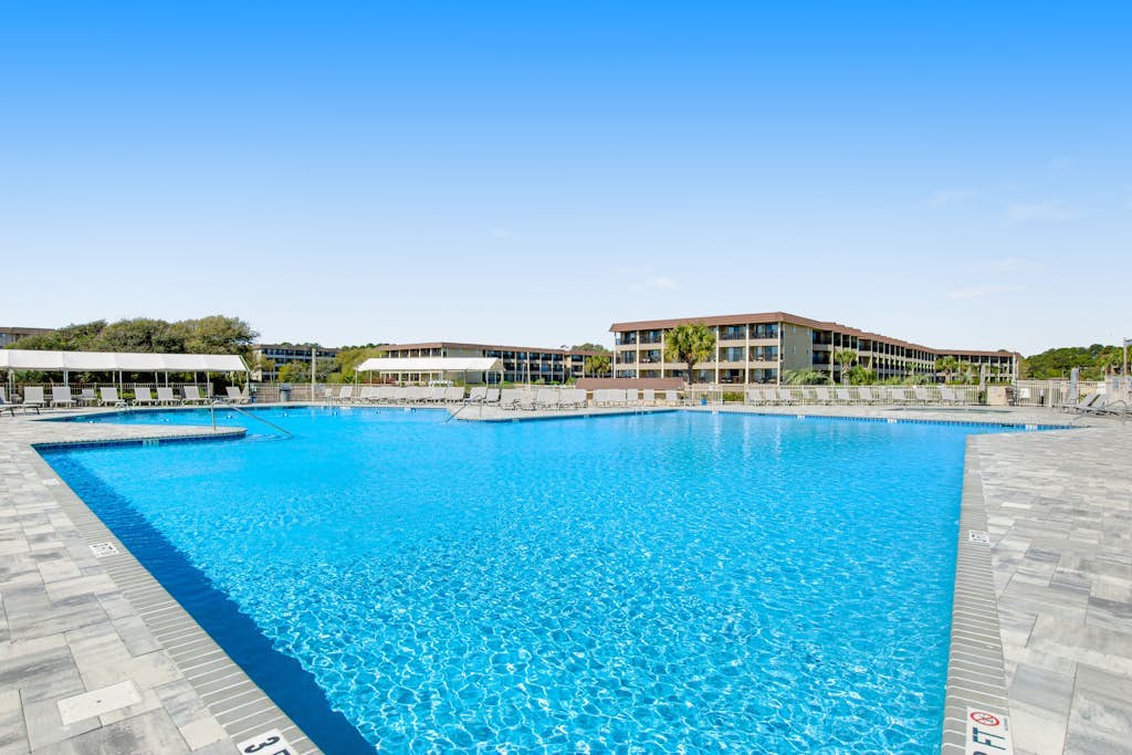 1st-floor snowbird friendly condo near beach w/ pool, tennis, and pickleball