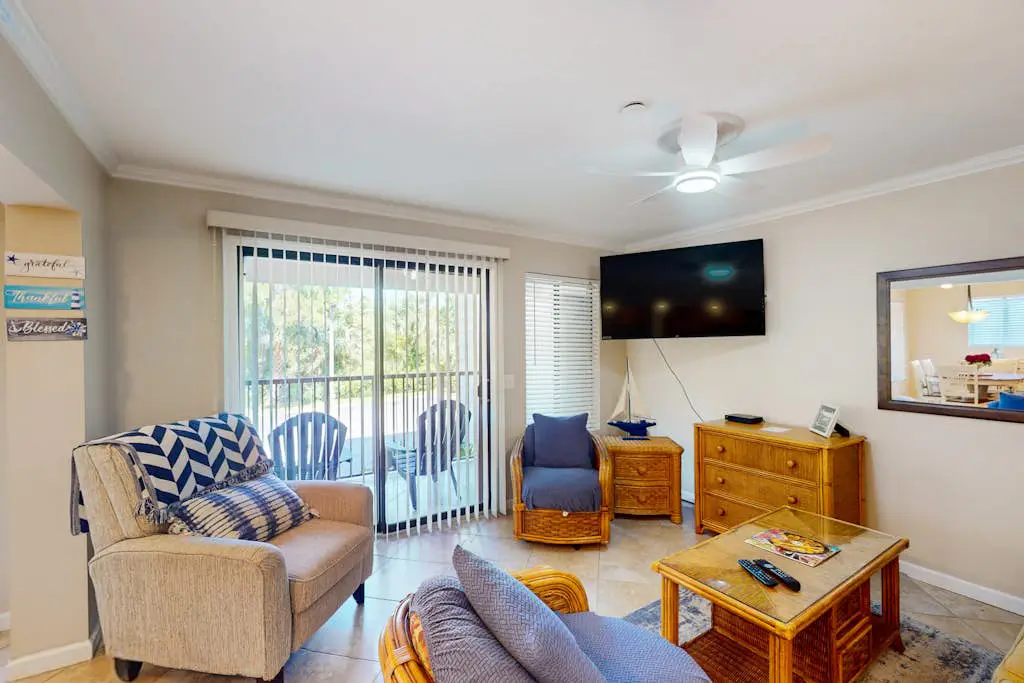 1st-floor snowbird friendly condo near beach w/ pool, tennis, and pickleball