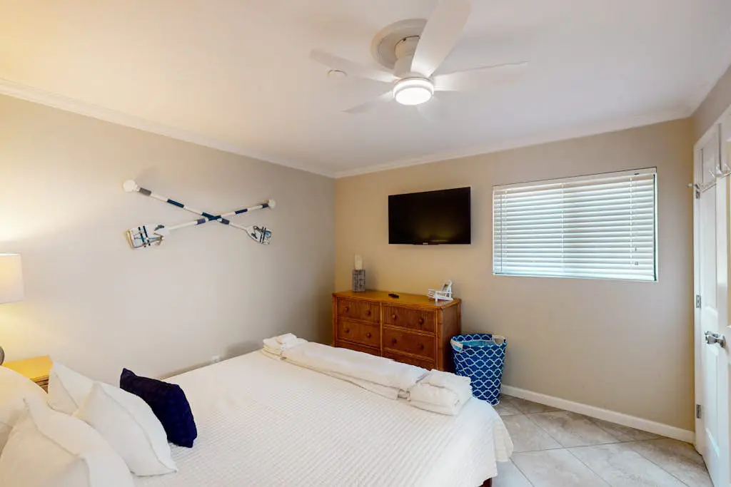 1st-floor snowbird friendly condo near beach w/ pool, tennis, and pickleball
