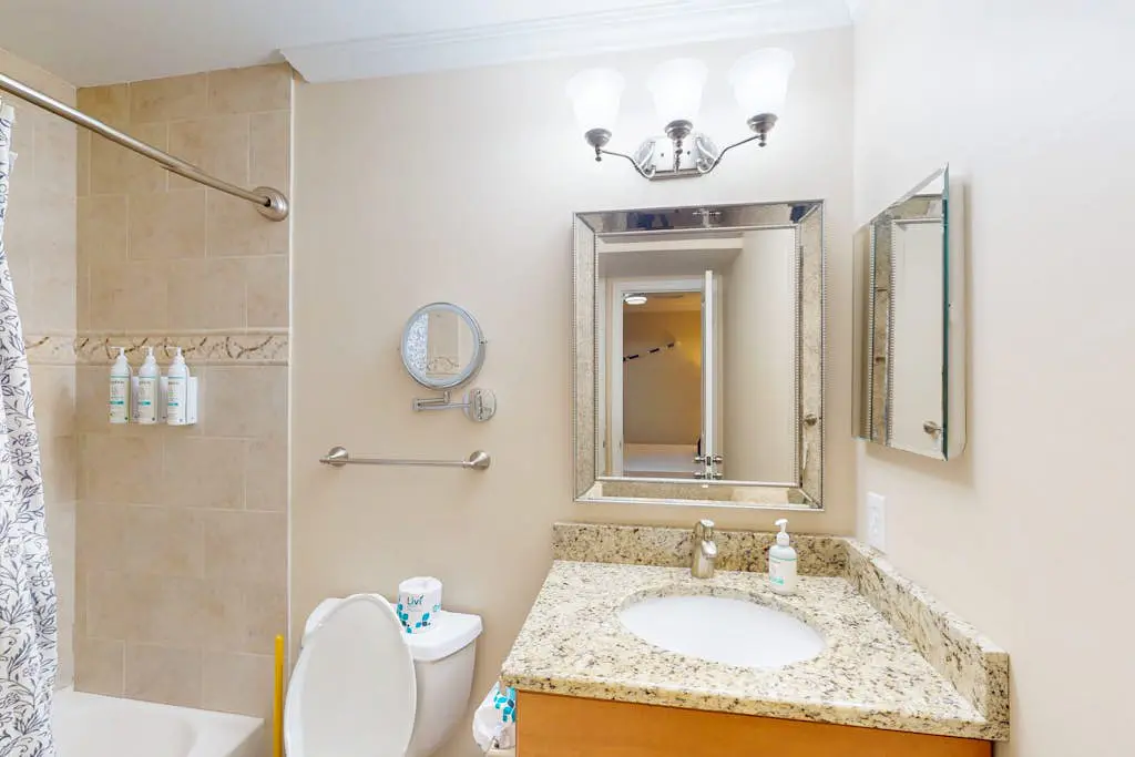 1st-floor snowbird friendly condo near beach w/ pool, tennis, and pickleball