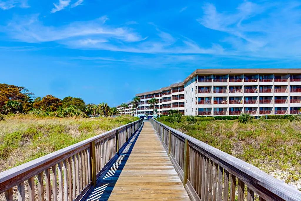 1st-floor snowbird friendly condo near beach w/ pool, tennis, and pickleball