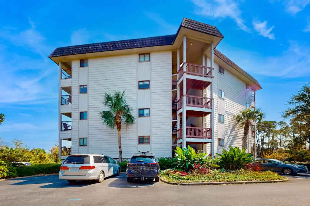 1st-floor snowbird friendly condo near beach w/ pool, tennis, and pickleball