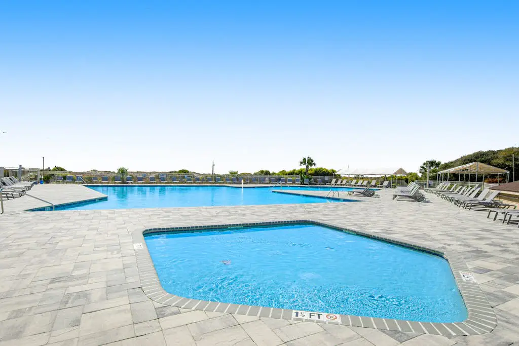 1st-floor snowbird friendly condo near beach w/ pool, tennis, and pickleball