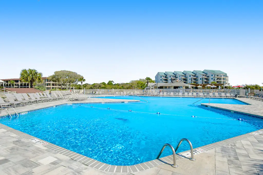 1st-floor snowbird friendly condo near beach w/ pool, tennis, and pickleball