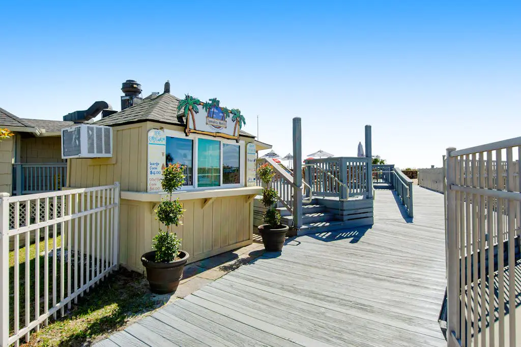 1st-floor snowbird friendly condo near beach w/ pool, tennis, and pickleball