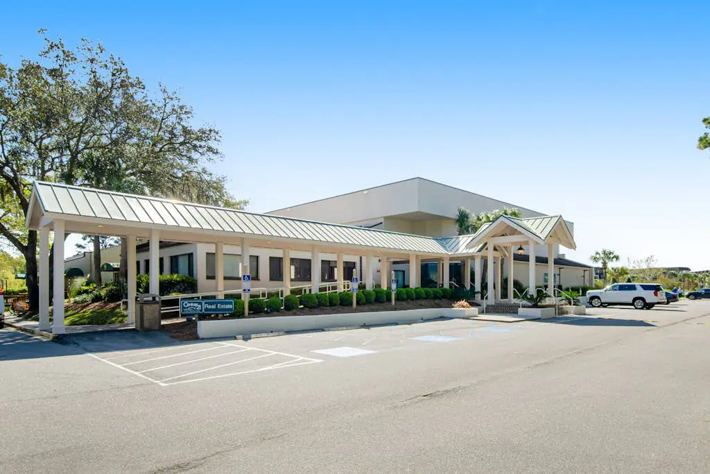 1st-floor snowbird friendly condo near beach w/ pool, tennis, and pickleball
